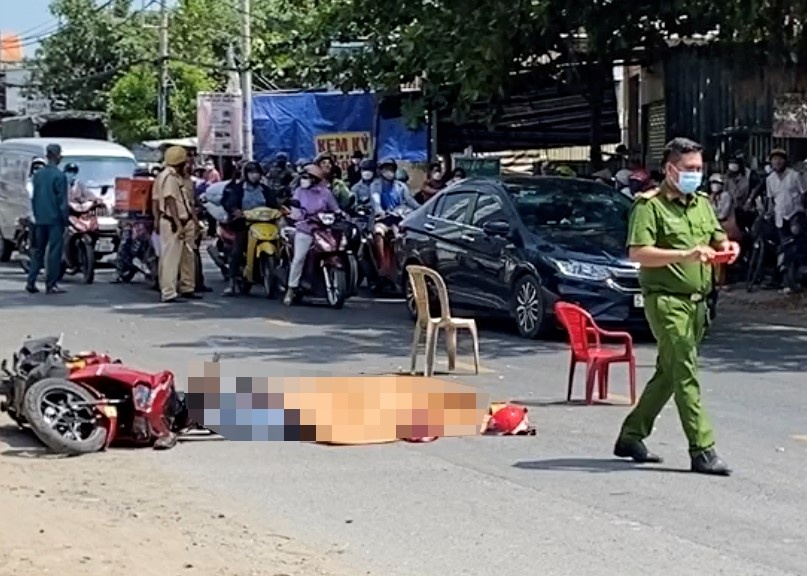 Canh sat kham nghiem hien truong vu tai nan hai vo chong tu vong hinh anh