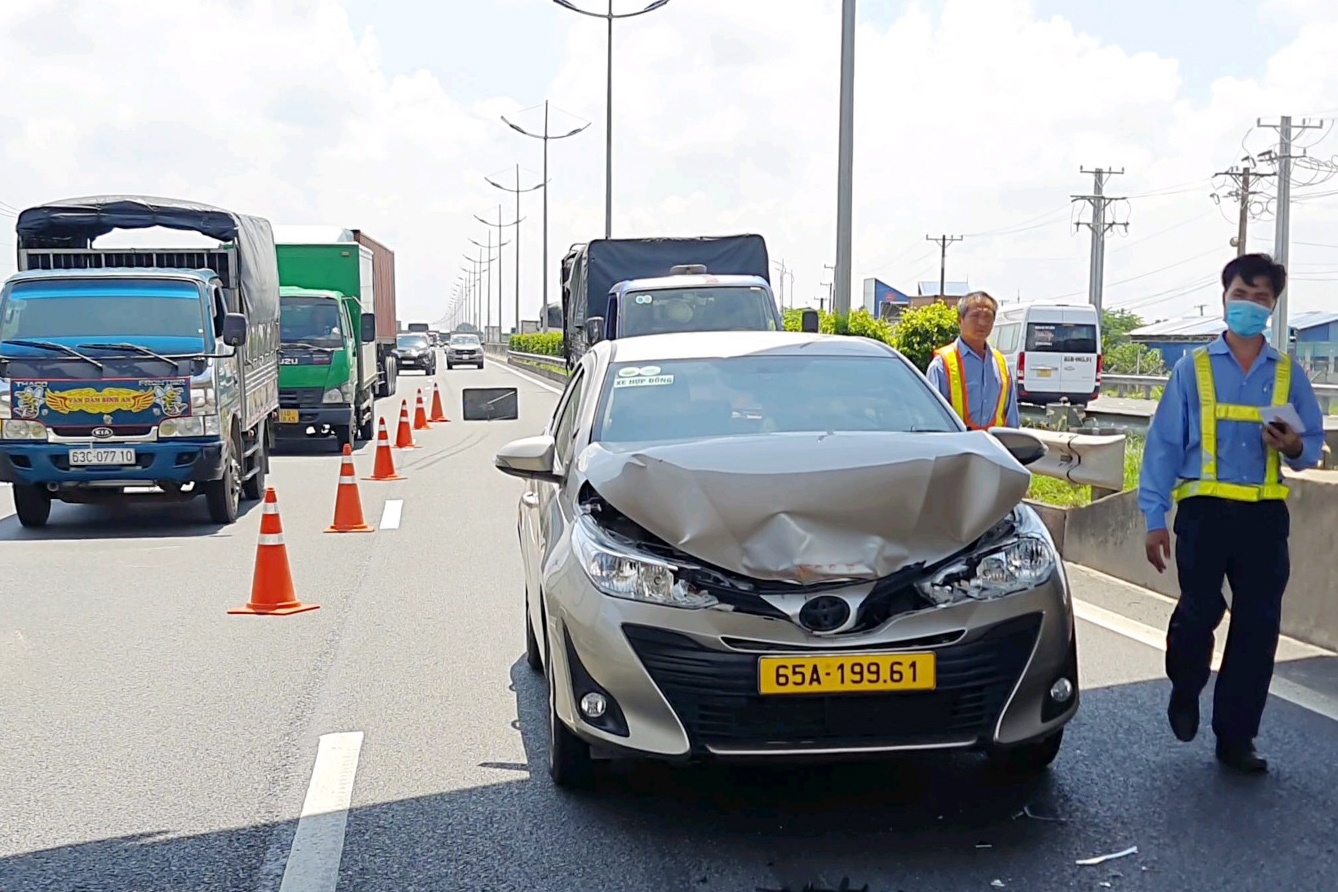 3 oto tong lien hoan tren cao toc TP.HCM - Trung Luong hinh anh