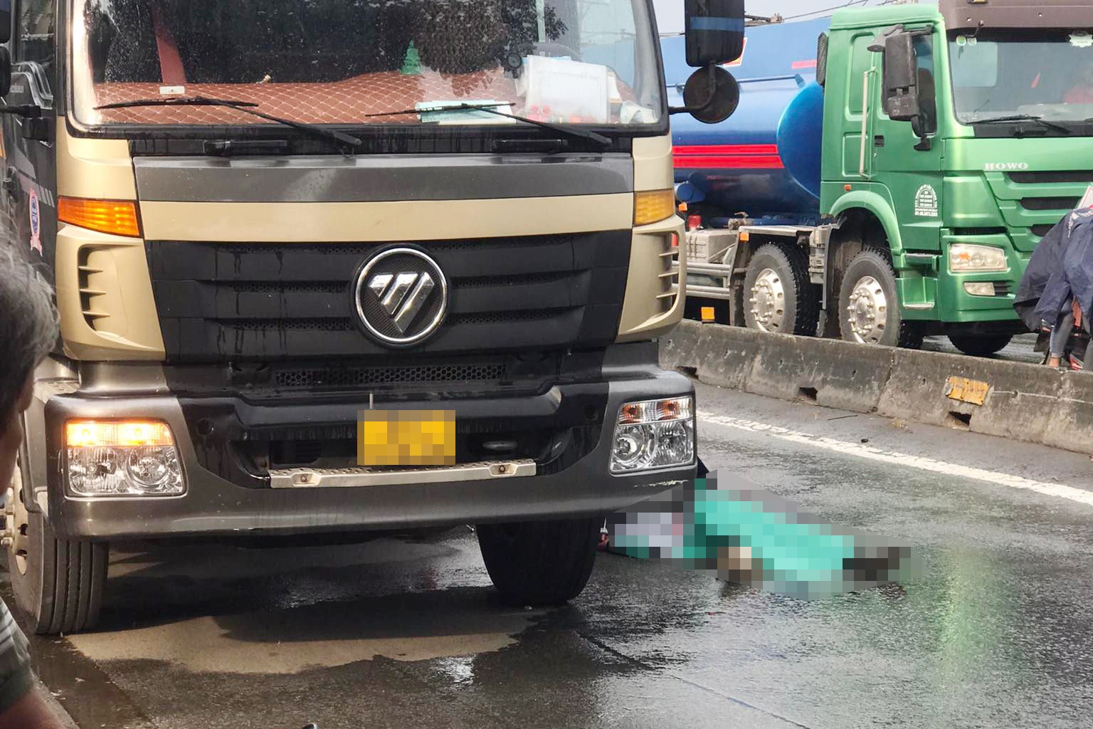 Va cham xe tai, nu giao hang tu vong tren quoc lo 1 hinh anh