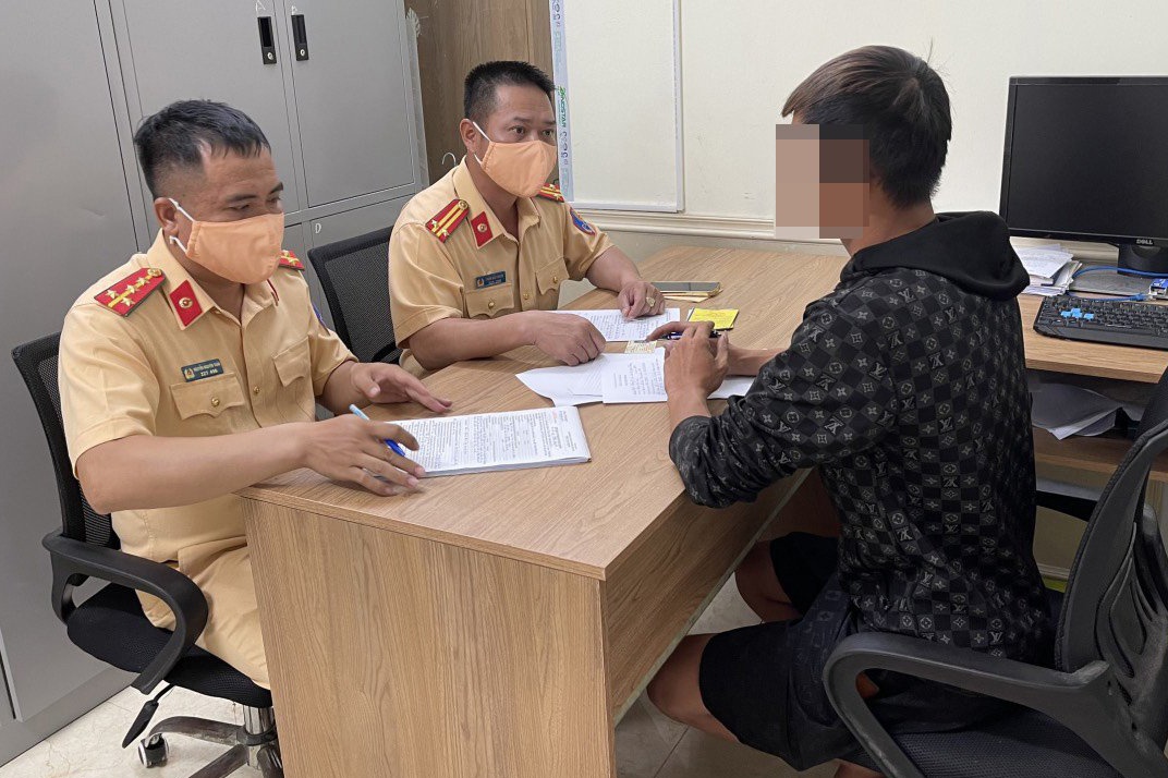 lai xe nguoc chieu anh 1