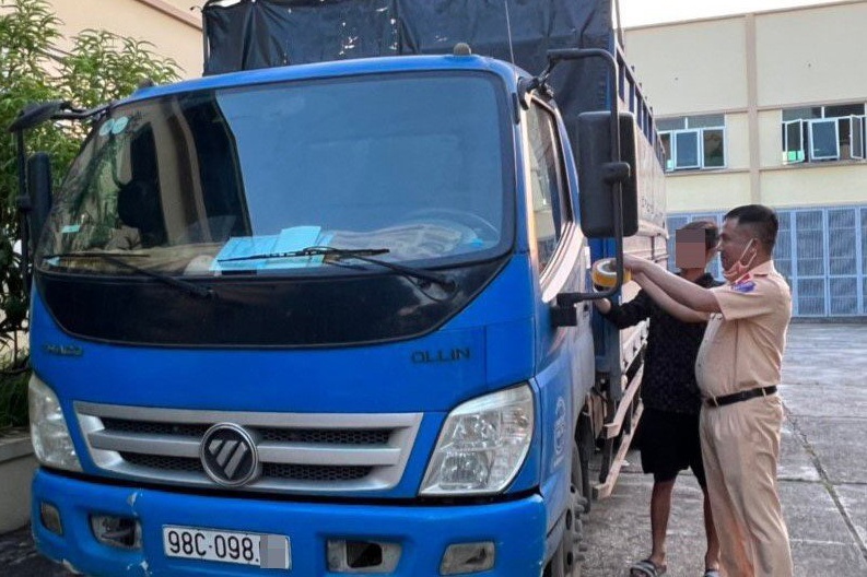 Tai xe di nguoc chieu cao toc Ha Noi - Thai Nguyen bi phat 17 trieu hinh anh