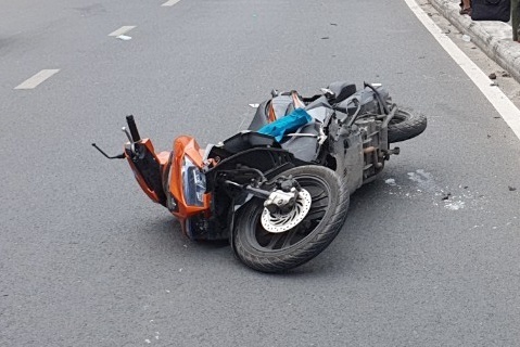 Nam thanh nien 24 tuoi thiet mang khi va cham xe tai cau hinh anh