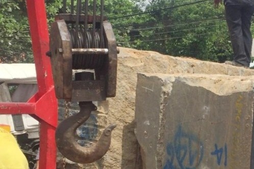 Nam tai xe bi tang da de gay 2 chan tren quoc lo 1 hinh anh