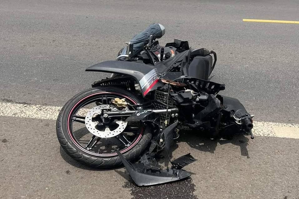 Nam thanh nien bi xe khach can tu vong tren quoc lo 20 hinh anh