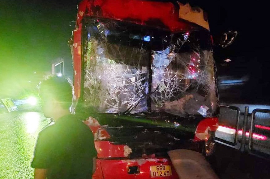 Xe khach tong oto tai, cao toc Trung Luong un tac luc rang sang hinh anh