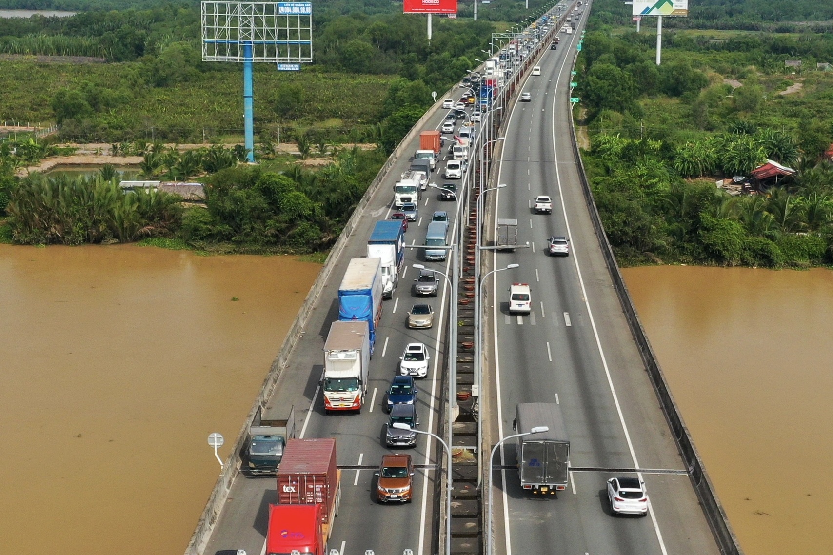 Un tac tai dien tren cao toc TP.HCM - Dau Giay ngay thu 2 thu phi ETC hinh anh