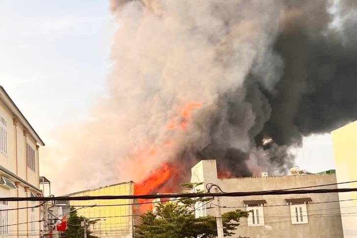 Gan 10.000 m2 nha kho cong ty bi thieu rui, thiet hai hang tram ty hinh anh