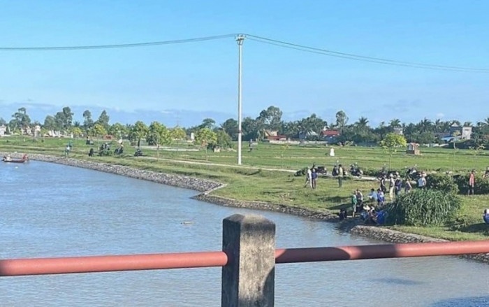 Be gai roi xuong cong mat tich hinh anh