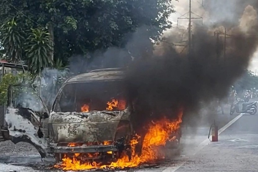 Xe tai cho hang boc chay ngun ngut tren quoc lo 1 hinh anh