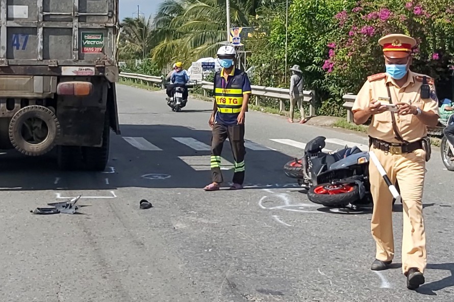 Quoc lo 1 un tac 2 km sau tai nan lien hoan hinh anh