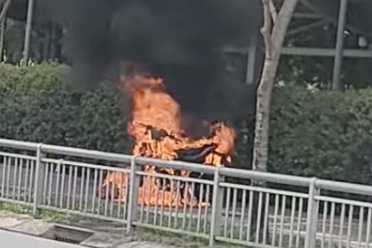 Xe may vo chu chay ngun ngut tren via he TP.HCM hinh anh