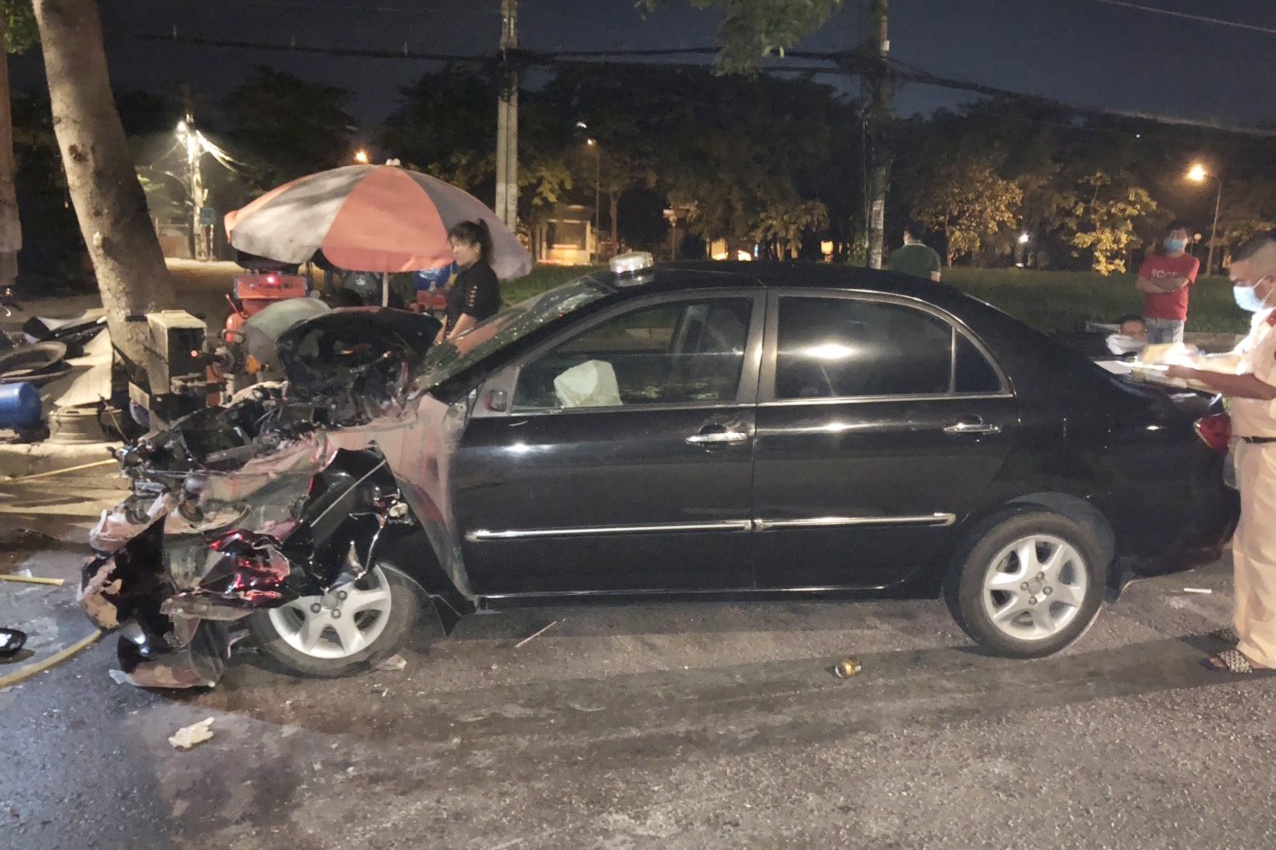 oto bien xanh gay tai nan anh 1