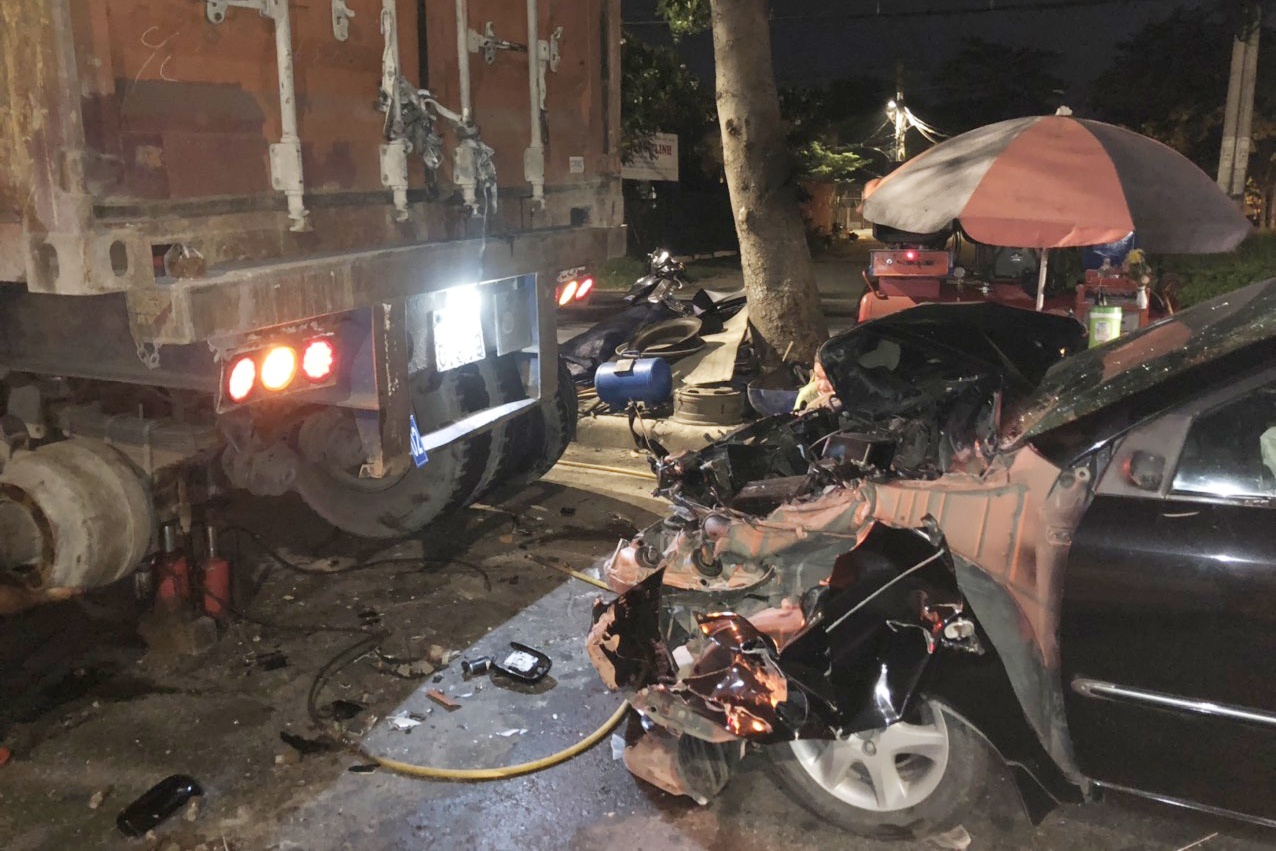 Oto bien xanh nat dau sau tai nan o TP.HCM hinh anh