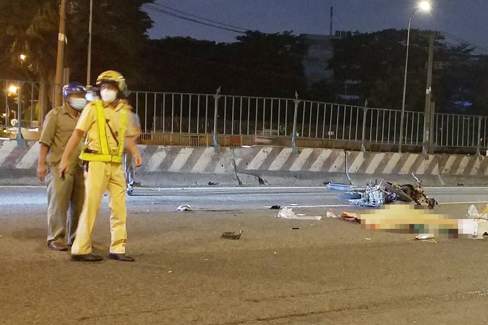 Va cham oto ban tai, 2 phu nu thiet mang o TP.HCM hinh anh