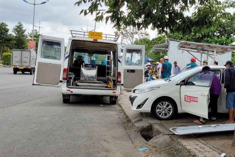 tai xe chet trong xe taxi anh 1