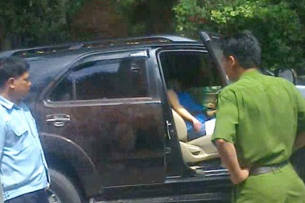 Tai xe tu vong trong xe taxi dau ven duong hinh anh