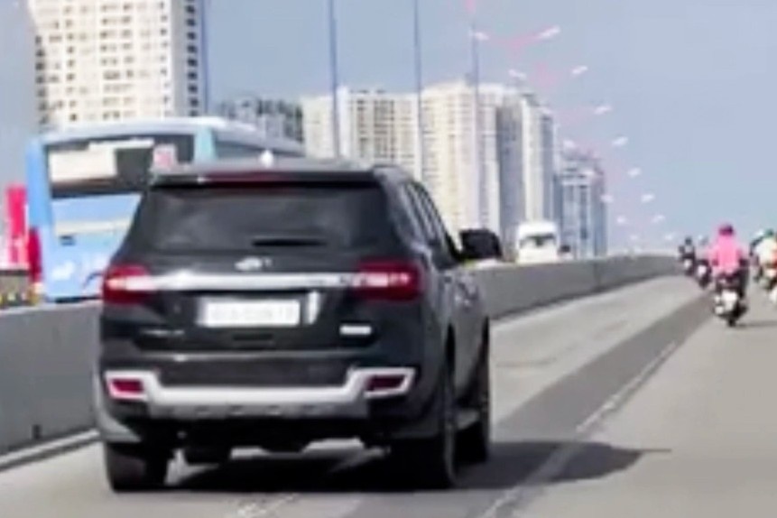 Vu oto 'dai nao' o lan xe may cau Sai Gon: Tai xe bi phat 2,5 trieu hinh anh