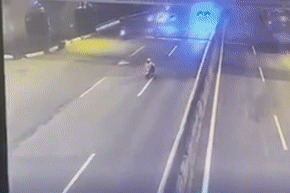 Xe may di nguoc chieu lao thang vao dau oto, 2 nguoi chet hinh anh