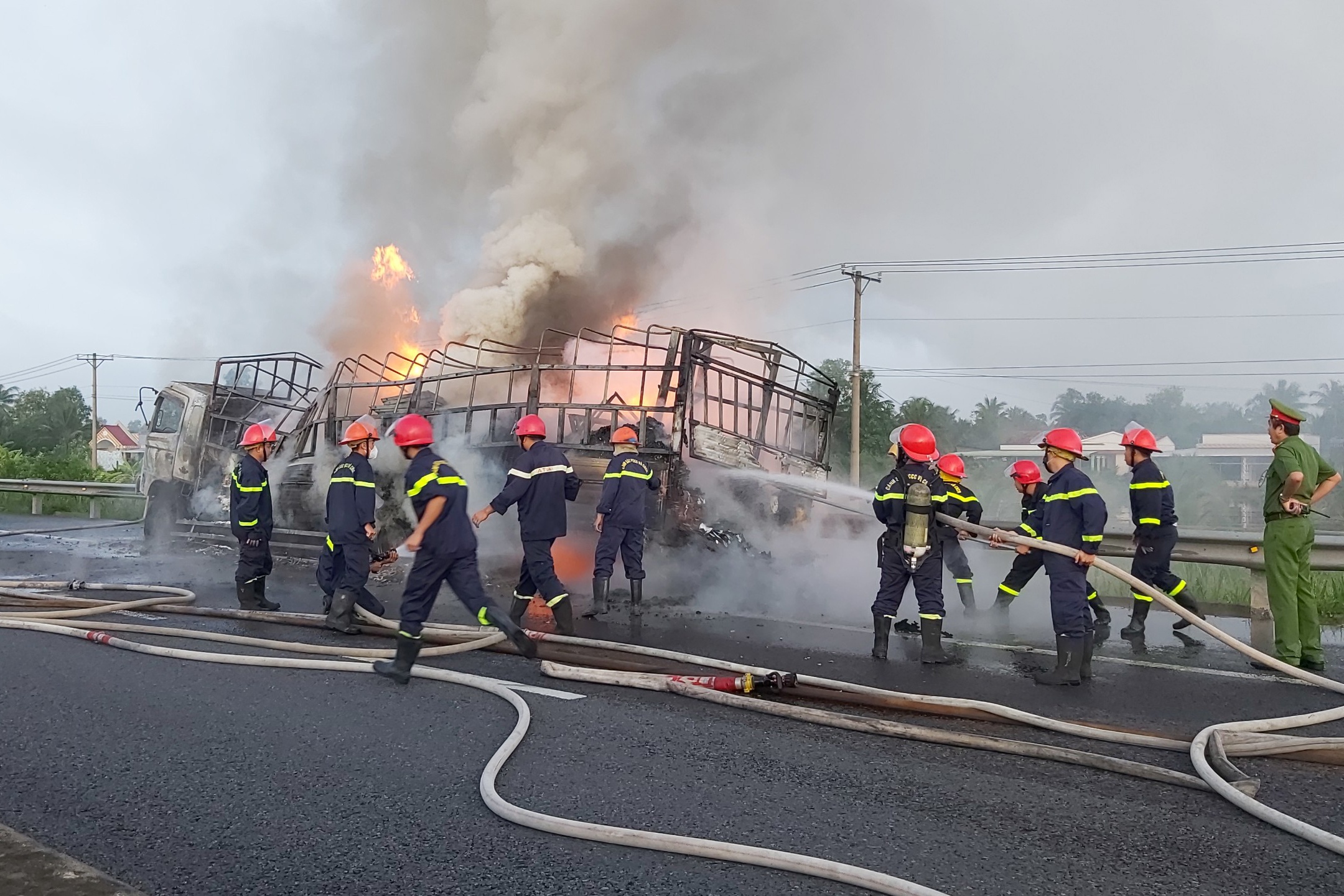 chay xe tai tren cao toc anh 2