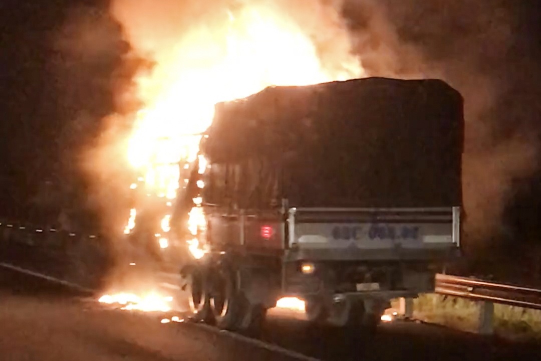 chay xe tai tren cao toc anh 1