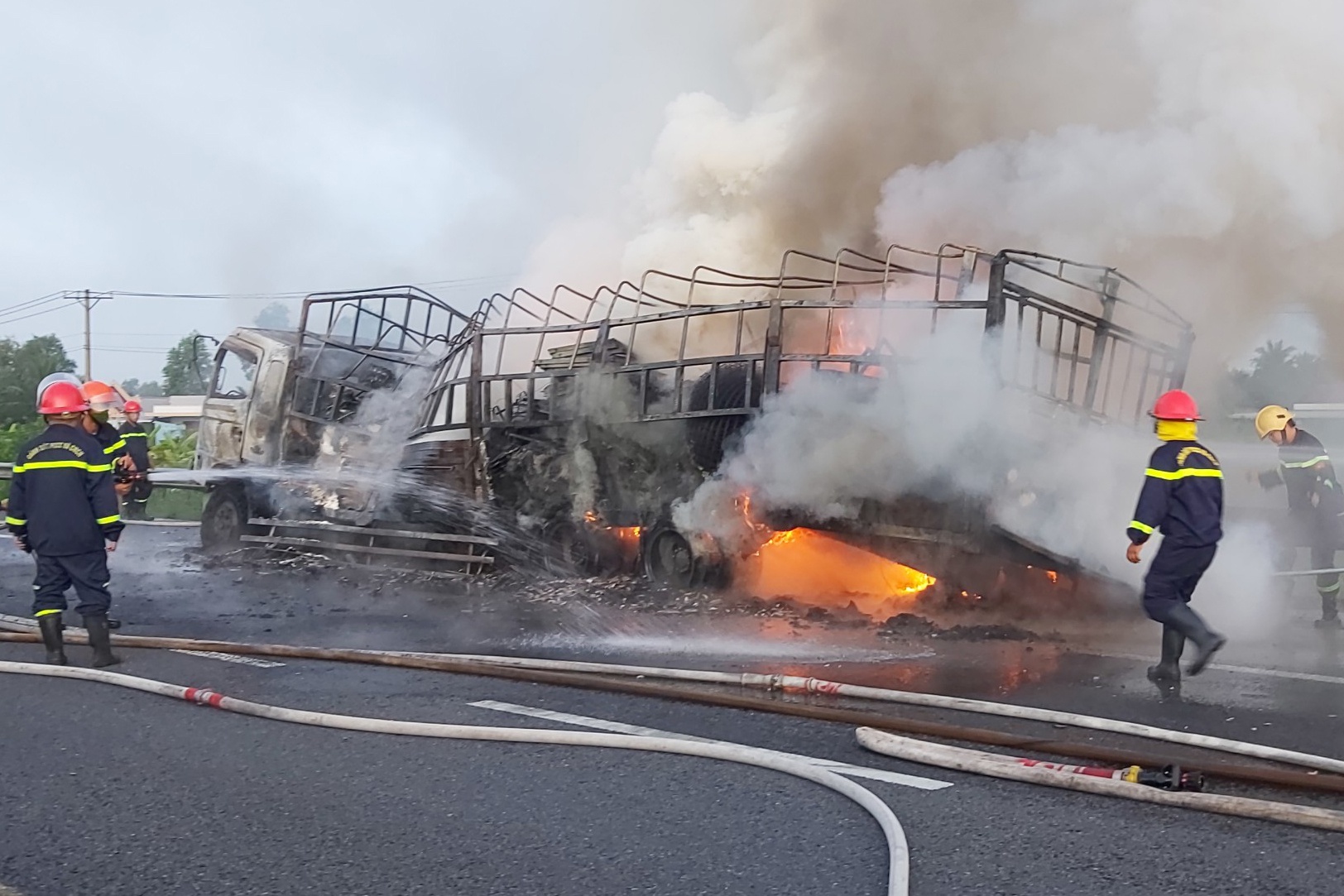 Xe tai boc chay ngun ngut, cao toc TP.HCM - Trung Luong un tac 10 km hinh anh