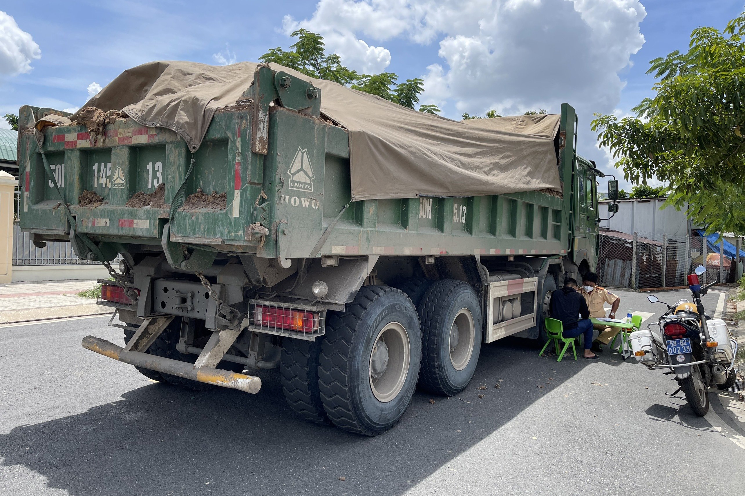 14 xe ben cho dat qua tai 'rong ran' ne chot kiem soat hinh anh