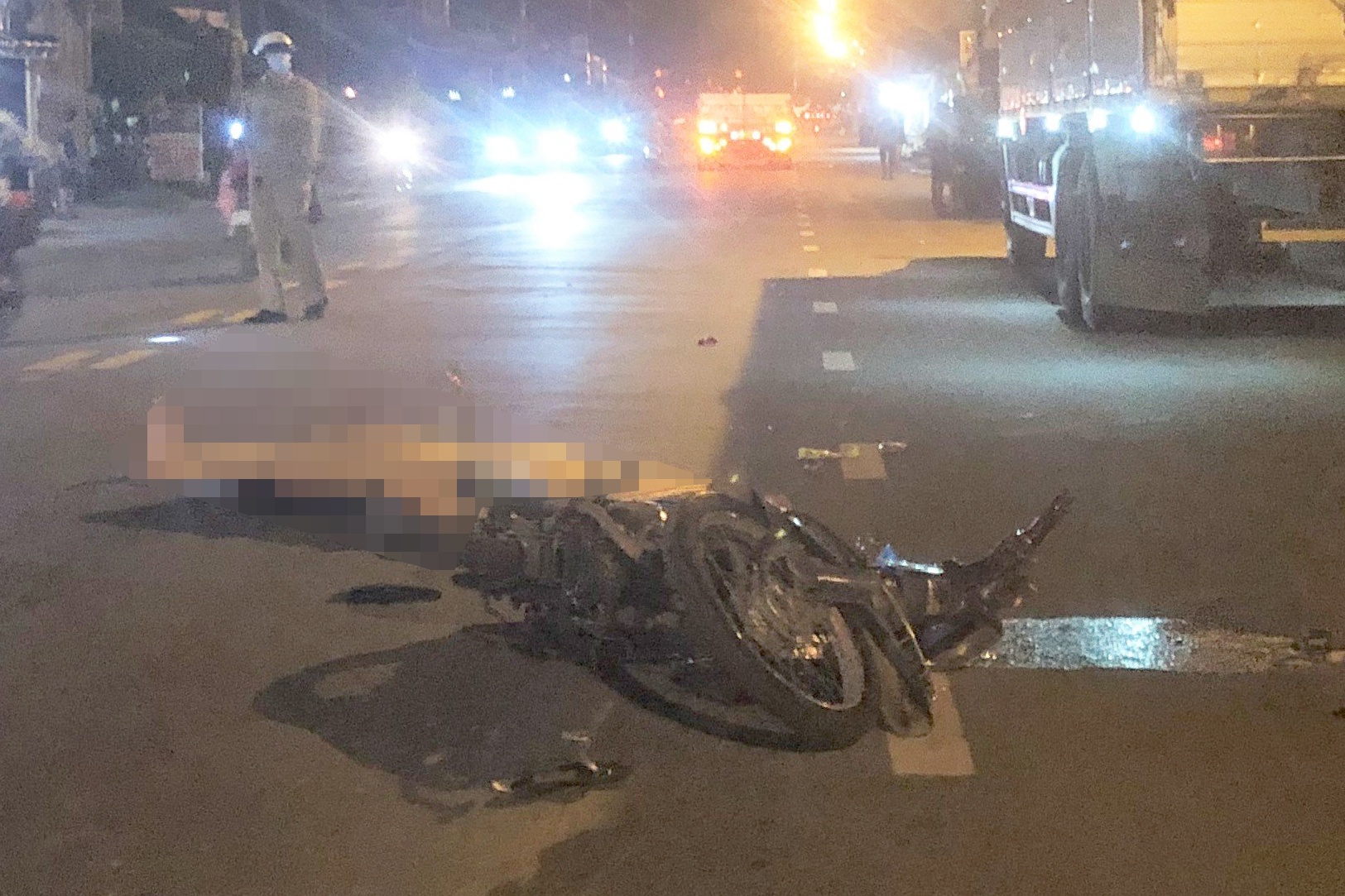 Nguoi dan truy duoi, chan xe tai can chet nguoi o Long An hinh anh