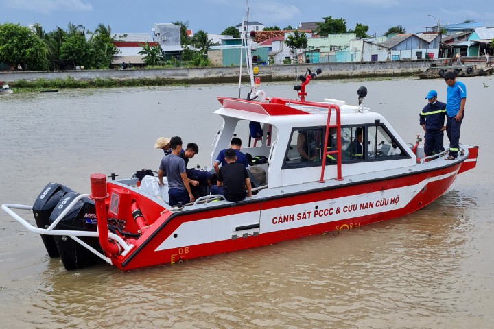 Nhay kenh tam khi dang nhau, nguoi dan ong mat tich hinh anh