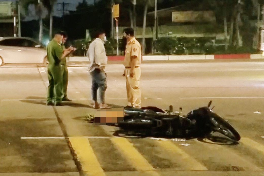 Canh sat kham nghiem hien truong xe tai can chet nguoi o TP.HCM hinh anh