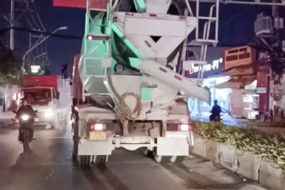 Phat 5 trieu, tuoc bang 2 thang tai xe lai xe bon chay nguoc chieu hinh anh