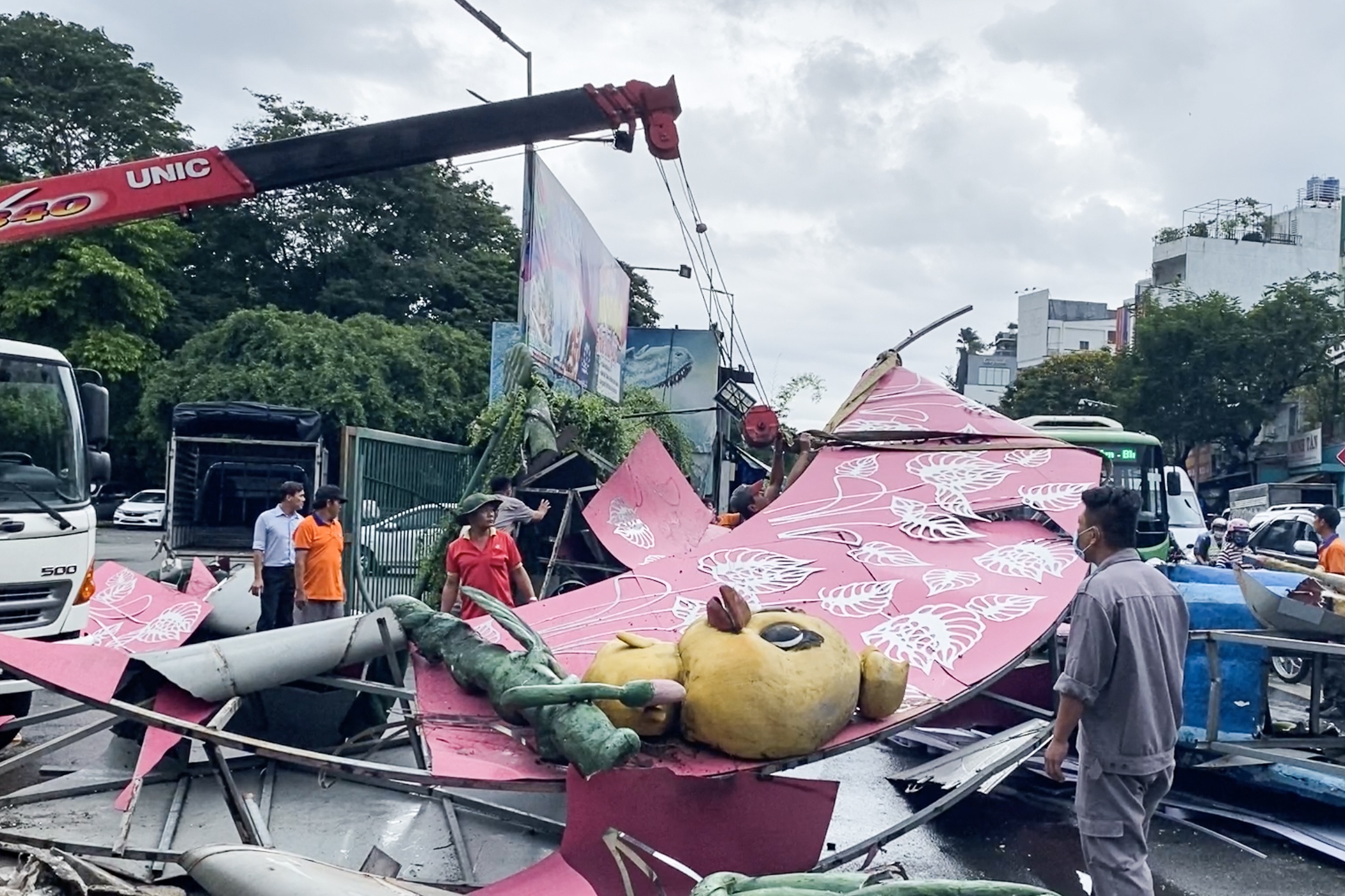 Hien truong cong chao Cong vien Dam Sen do sap hinh anh