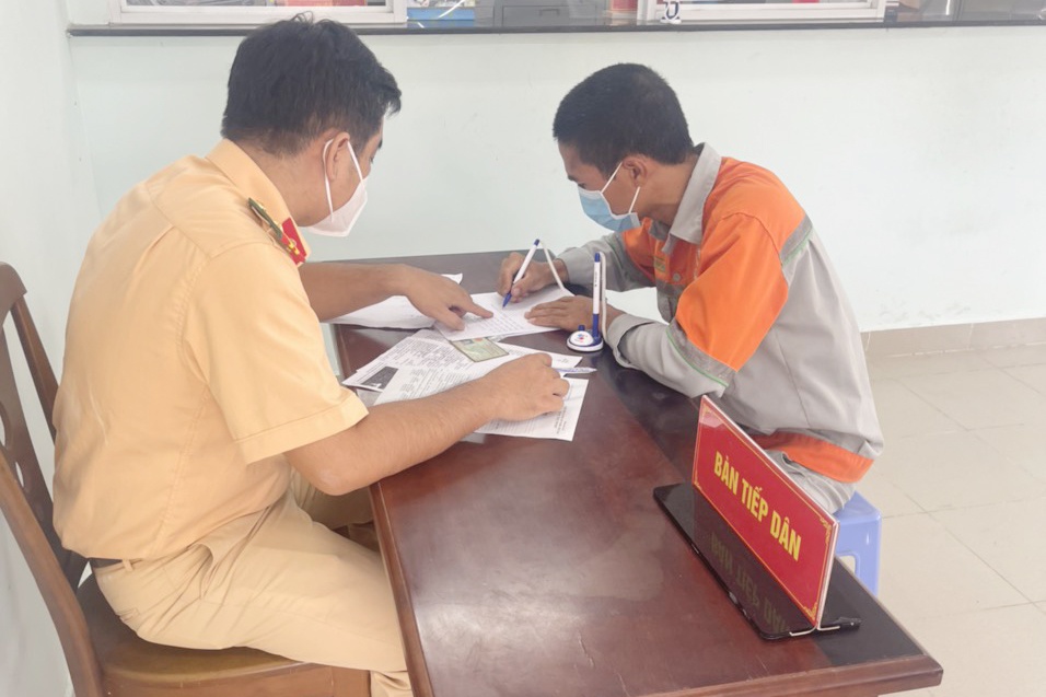 xe bon chay nguoc chieu anh 1