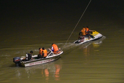 Nam thanh nien nhay cau Rach Mieu hinh anh