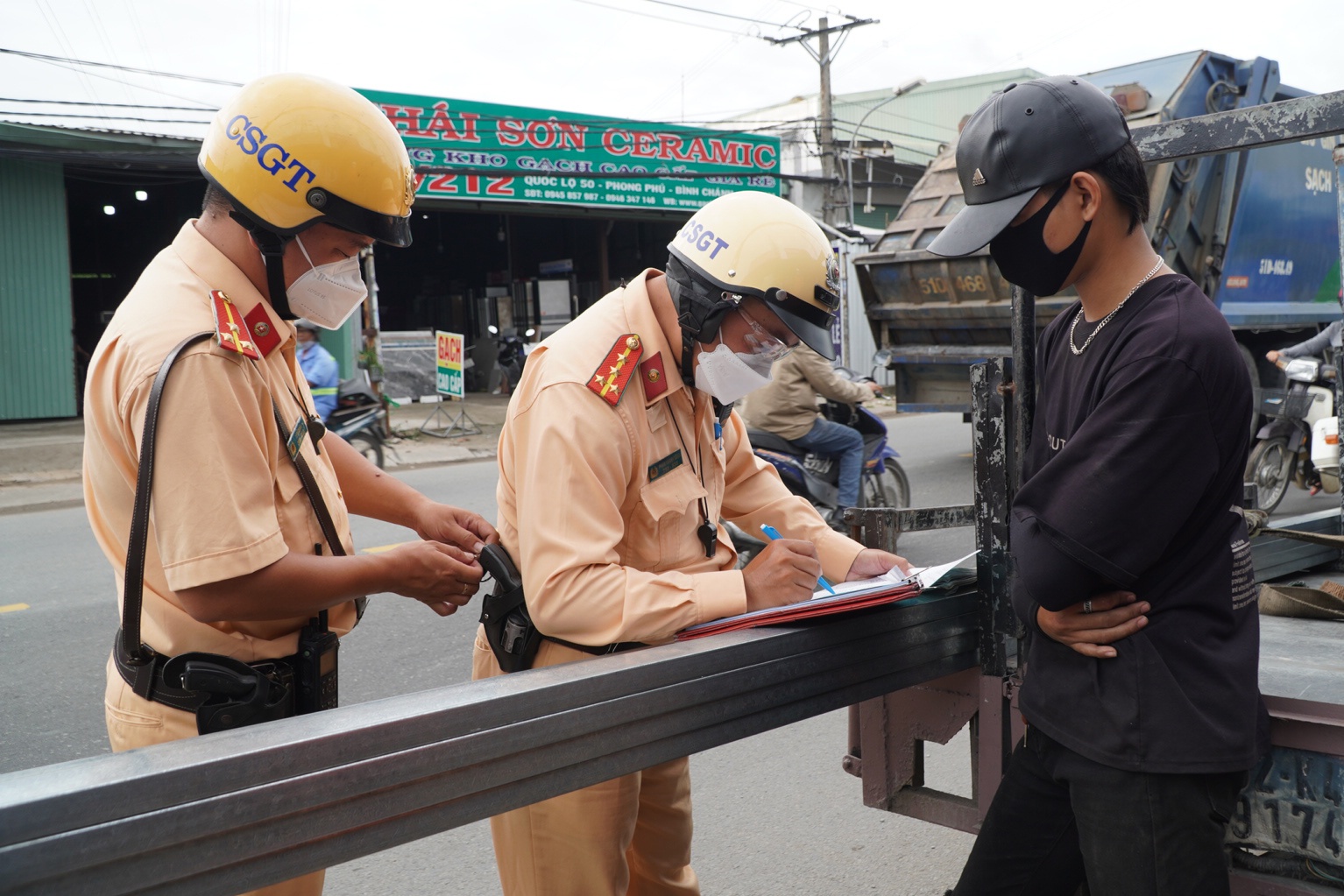 Cho thanh sat 6 m, tai xe bi CSGT TP.HCM giu xe hinh anh