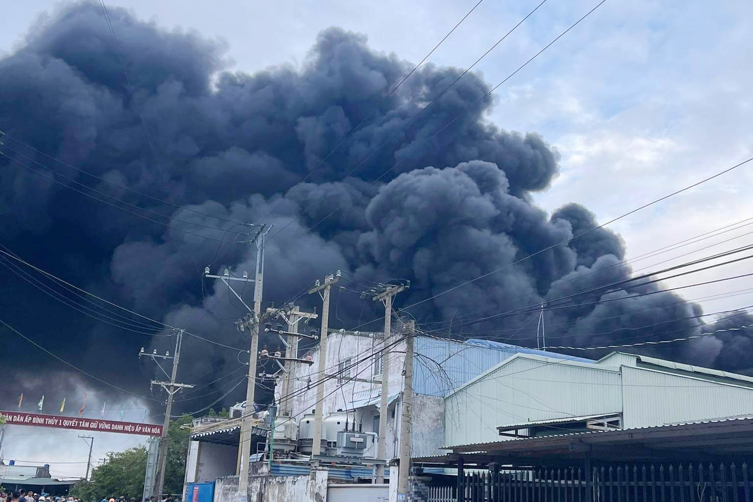 Hoa hoan thieu rui cong ty san xuat do nhua o Long An hinh anh