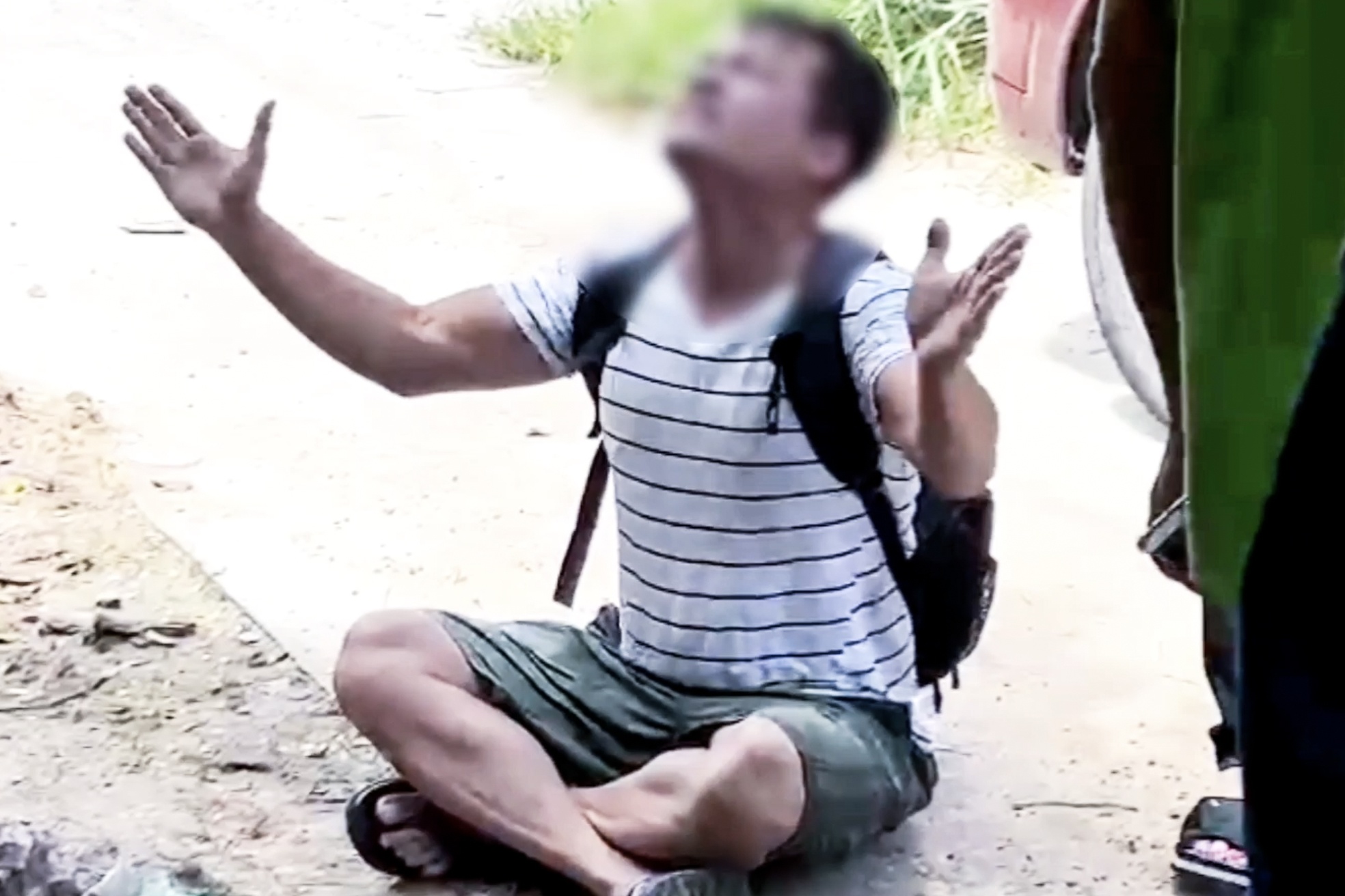 Tai xe la het, ngoi thien sau khi lai oto dam vao cay xanh hinh anh