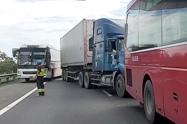 Xe container tong duoi oto khach tren cao toc TP.HCM - Trung Luong hinh anh