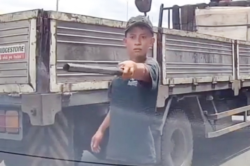 Phu xe tai doa danh nguoi nhuong duong hinh anh