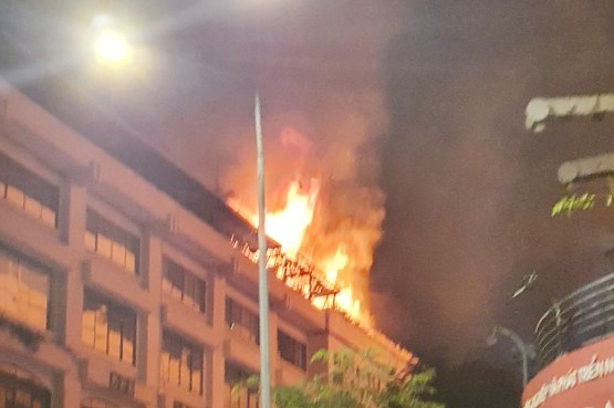 Sau tieng no lon, toa nha Seaprodex tren duong Dong Khoi boc chay hinh anh