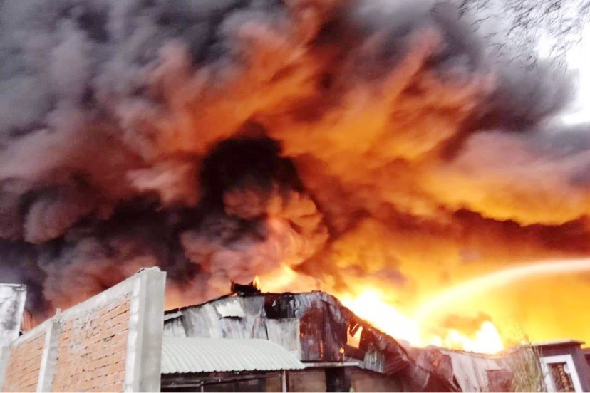 Nguyen nhan hang loat nha o TP.HCM boc chay giua mua mua hinh anh