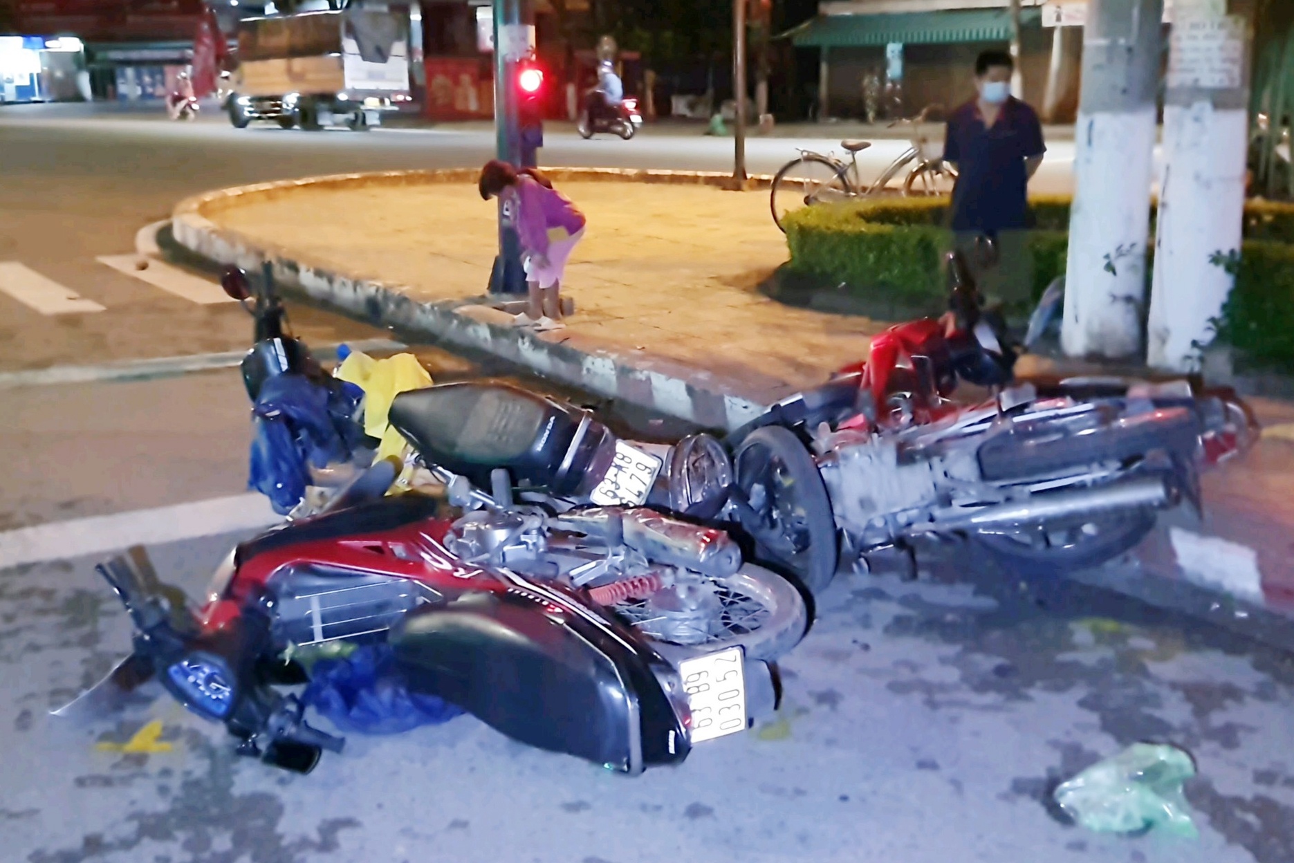 Tai xe say xin tong nhieu xe may dung den do hinh anh