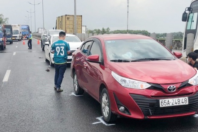 3 oto tong lien hoan tren cao toc TP.HCM - Trung Luong hinh anh