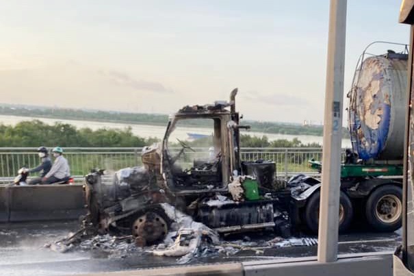 Xe bon boc chay ngun ngut tren cau Phu My hinh anh