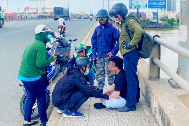 Nam thanh nien that tinh, di tu TP.HCM toi Dong Nai nhay cau hinh anh