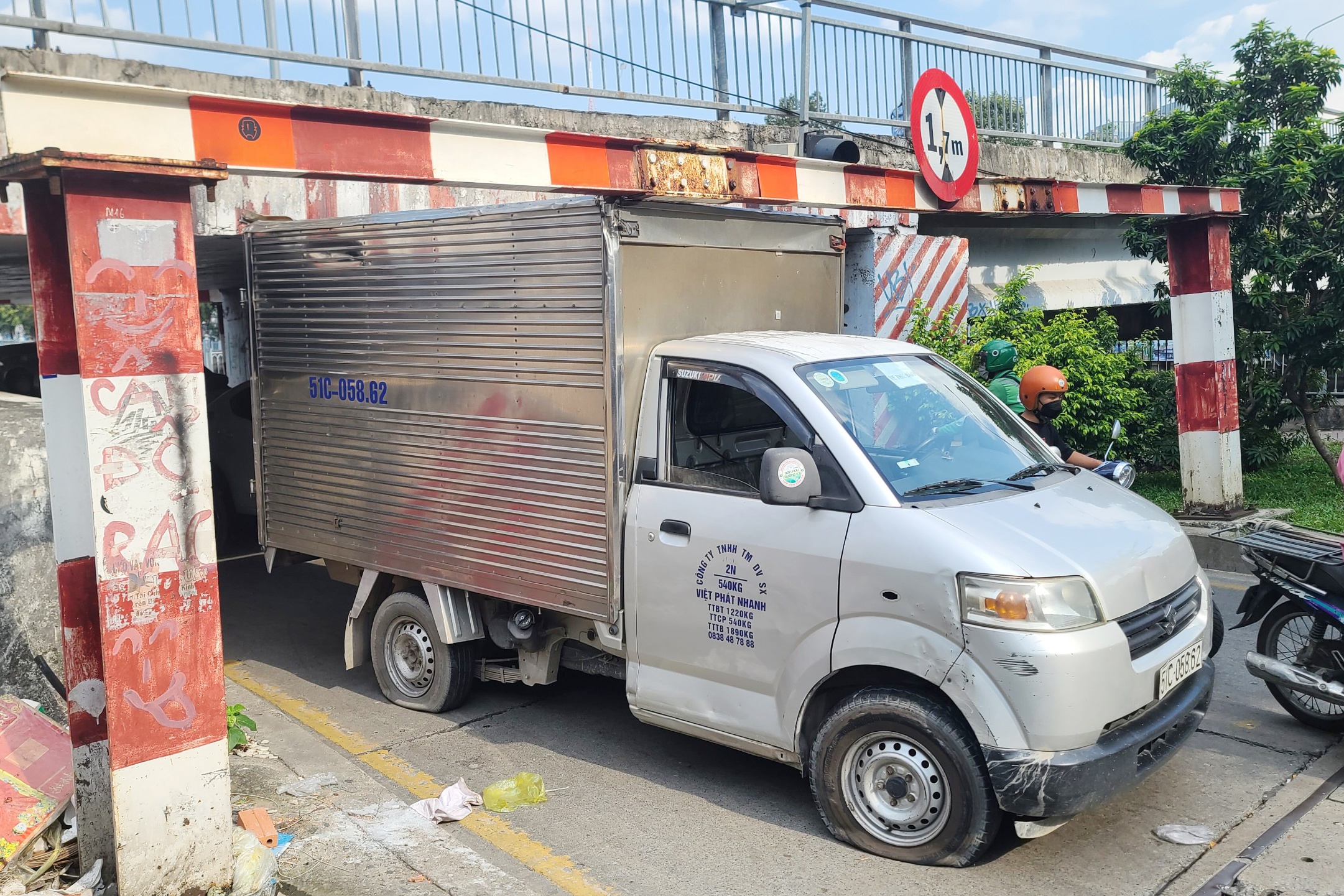 Xe tai ket duoi gam cau vuot o TP.HCM, giao thong un tac hinh anh