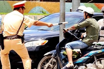 CSGT truy bat ten cuop dien thoai giua trung tam TP.HCM hinh anh