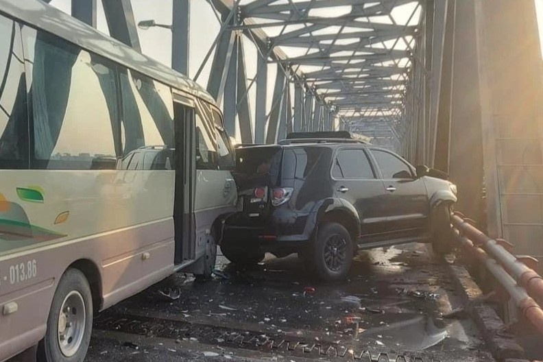 6 oto tong lien hoan, cau Chuong Duong tac cung hinh anh