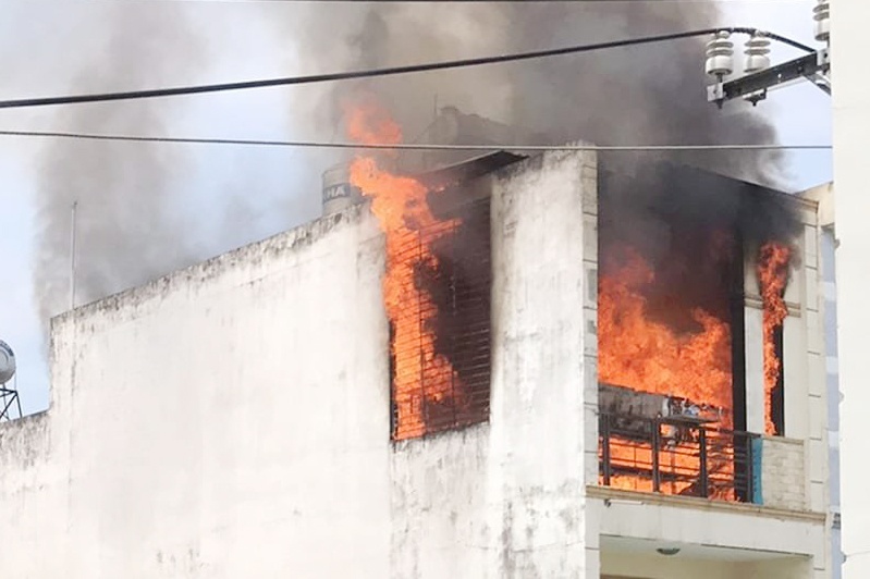 Chay nha 2 tang o TP.HCM, nhieu nguoi om tai san thao chay hinh anh