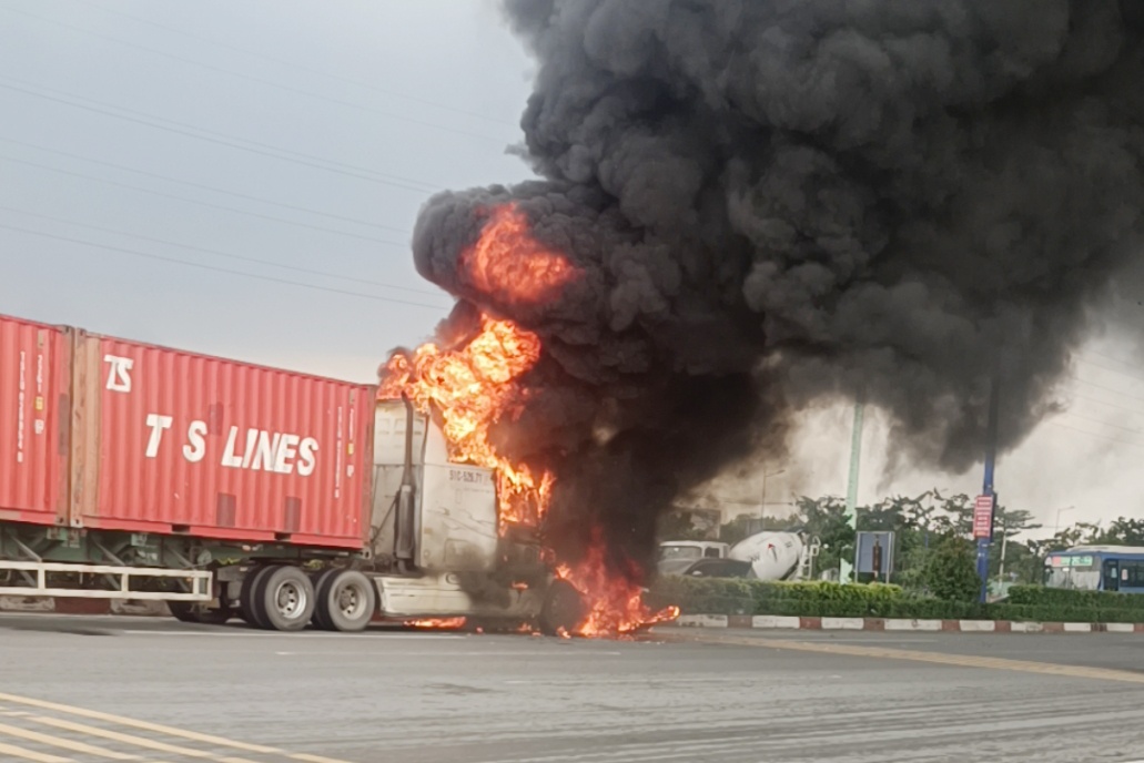 chay xe container anh 1