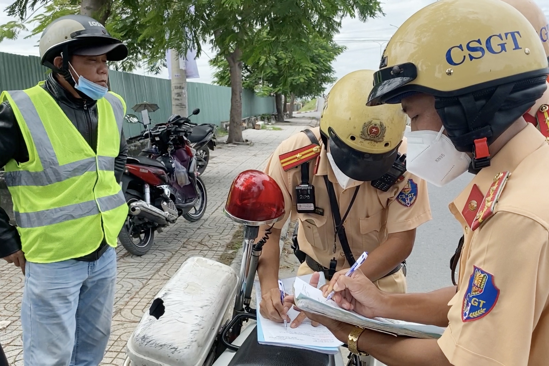 Chay xe nguoc chieu anh 1